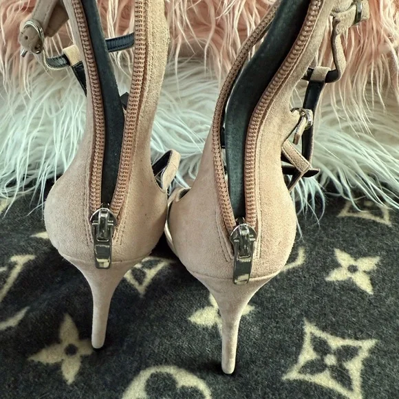 Heels - Picture 3 of 4